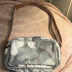31 Bags camo crossbody